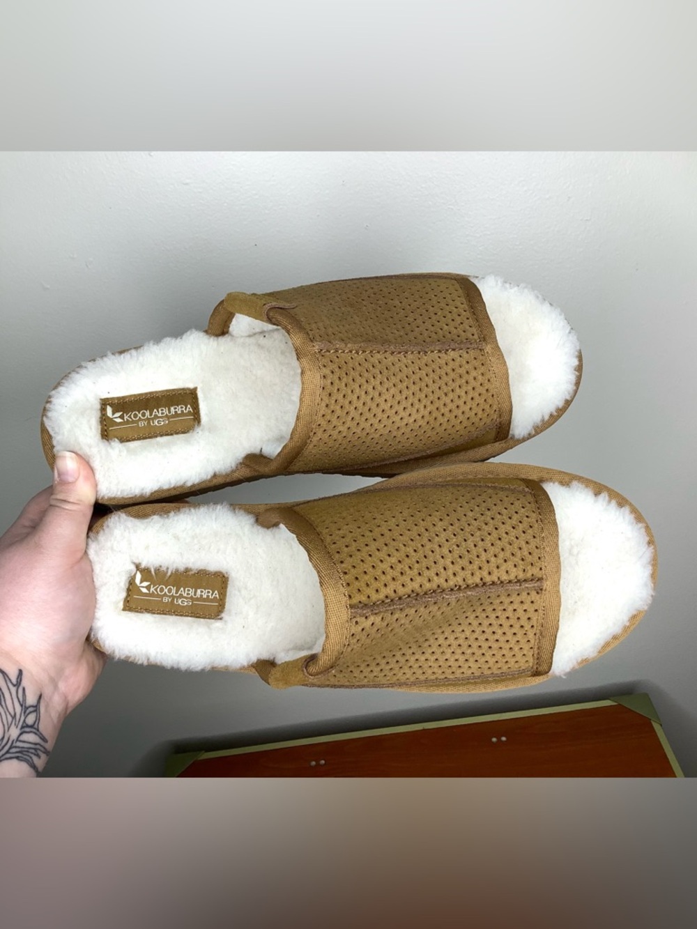 < Men’s Koolaburra by UGG Dawsen Slippers Size 8 >